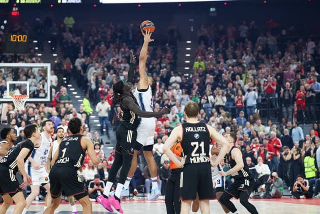 Tip-Off, Brice Dessert (Anadolu Efes Istanbul, 13) mit Wenyen Gabriel (FC Bayern Basketball, 32), GER, FC Bayern Basketball vs. Anadolu Efes Istanbul, Basketball, Euroleague, 31. Spieltag, Saison 2025 2026, 12.03.2026, GER, FC Bayern Basketball vs. Anadolu Efes Istanbul, Basketball, Euroleague, 31. Spieltag, Saison 2025 2026, 12.03.2026 Muenchen Copyright: xEibner-Pressefoto JennixMaulx EP_JML