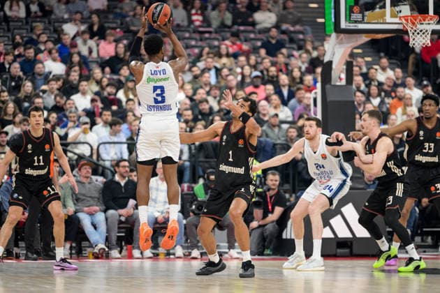 Basketball, Euroleague, 20260312, FC Bayern München - Anadolu Efes Istanbul. Im Bild v.l. Jordan LOYD (Istanbul, 3), Oscar DA SILVA (Bayern, 1). München SAP Garden Bayern Deutschland Copyright: Passion2Press.dex xMarkusxFischex
