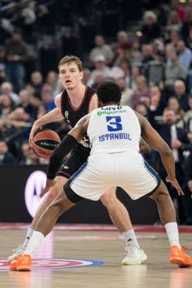 Basketball, Euroleague, 20260312, FC Bayern München - Anadolu Efes Istanbul. Im Bild v.l. Justus HOLLATZ (Bayern, 21), Jordan LOYD (Istanbul, 3). München SAP Garden Bayern Deutschland Copyright: Passion2Press.dex xMarkusxFischex