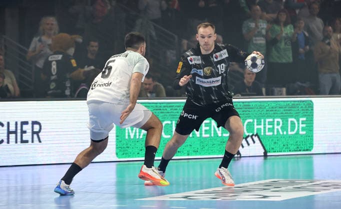 Shuichi Yoshida, Mathias Gidsel am Ball Zweikampf Spielszene Aktion Handball CL Championsleague Champions League Herren 14. Spieltag Saison 2025 2026 12.03.2026 Füchse Berlin vs HBC Nantes in der Max Schmeling Halle