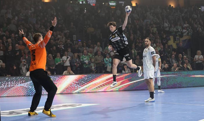 Leo Prantner erzielt ein Tor gegen Torwart Ignacio Biosca Zweikampf Spielszene Aktion Handball CL Championsleague Champions League Herren 14. Spieltag Saison 2025 2026 12.03.2026 Füchse Berlin vs HBC Nantes in der Max Schmeling Halle