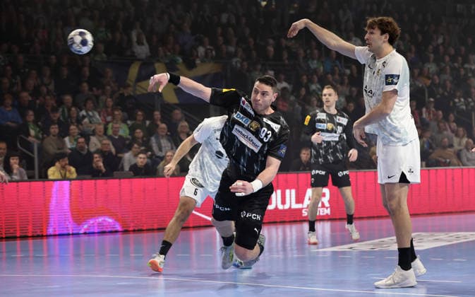 Mijajlo Marsenic erzielt ein Tor gegen Torwart Ignacio Biosca Zweikampf Spielszene Aktion Handball CL Championsleague Champions League Herren 14. Spieltag Saison 2025 2026 12.03.2026 Füchse Berlin vs HBC Nantes in der Max Schmeling Halle