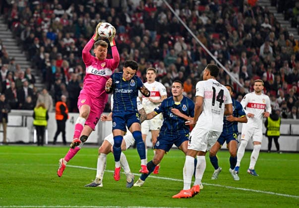 12.03.2026, Fussball UEFA Europa League 2025 2026: Achtelfinale, VfB Stuttgart - FC Porto, in der MHP-Arena Stuttgart, Torwart Alexander Nübel (Stuttgart) gegen Pepe (FC Porto)