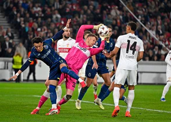 12.03.2026, Fussball UEFA Europa League 2025 2026: Achtelfinale, VfB Stuttgart - FC Porto, in der MHP-Arena Stuttgart, Torwart Alexander Nübel (Stuttgart) wehrt den Ball ab. Pepe (li, FC Porto)