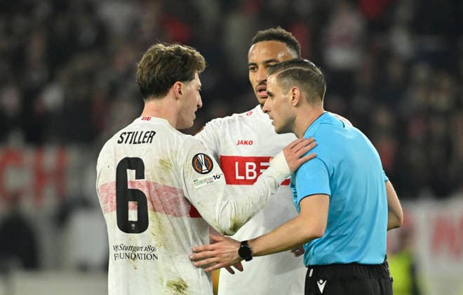 nach Spielende: Schiedsrichter Referee Donatas Rumsas (LTU) im Gespraech Diskussion mit Angelo Stiller VfB Stuttgart (06) Jamie Leweling VfB Stuttgart (18) VfB Stuttgart vs FC Porto EUROPA LEAGUE EL 12.03.2026 DFL REGULATIONS PROHIBIT ANY USE OF PHOTOGRAPHS AS IMAGE SEQUENCES AND OR QUASI-VIDEO VfB Stuttgart vs FC Porto
