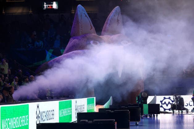 DEU, Machineseeker EHF Champions League, Fuechse Berlin vs. HBC Nantes, 12.03.2026, Max-Schmeling-Halle, Berlin, DEU, Machineseeker EHF Champions League, Fuechse Berlin vs. HBC Nantes, im Bild Vorprogramm mit vier Rauch