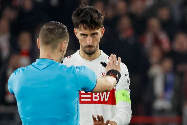 Schiedsrichter Donatas Rumsas (LTU) und Atakan Karazor (VfB Stuttgart, 16) im Dialog , Deutschland, Fussball, UEFA Europa League, Achtelfinale, 2025 2026, VfB Stuttgart vs. FC Porto, 12.03.2026, Stuttgart Arena Stuttgart Deutschland Copyright: xGrantxHubbsx