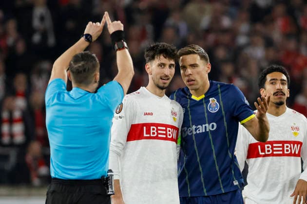 Schiedsrichter Donatas Rumsas (LTU), Atakan Karazor (VfB Stuttgart, 16) und Jan Bednarek (FC Porto, 05) im Dialog , Deutschland, Fussball, UEFA Europa League, Achtelfinale, 2025 2026, VfB Stuttgart vs. FC Porto, 12.03.2026, Stuttgart Arena Stuttgart Deutschland Copyright: xGrantxHubbsx