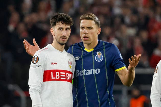 Atakan Karazor (VfB Stuttgart, 16) und Jan Bednarek (FC Porto, 05) im Dialog , Deutschland, Fussball, UEFA Europa League, Achtelfinale, 2025 2026, VfB Stuttgart vs. FC Porto, 12.03.2026, Stuttgart Arena Stuttgart Deutschland Copyright: xGrantxHubbsx