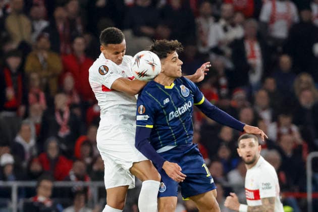 Luca Jaquez (VfB Stuttgart, 14) und Gabri Veiga (FC Porto, 10) beim Kopfballduell , Deutschland, Fussball, UEFA Europa League, Achtelfinale, 2025 2026, VfB Stuttgart vs. FC Porto, 12.03.2026, Stuttgart Arena Stuttgart Deutschland Copyright: xGrantxHubbsx