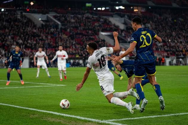 Jamie Leweling (VfB Stuttgart, 18) wird zu Fall gebracht, VfB Stuttgart vs. FC Porto, Fussball, Europa League, Achtelfinale, Hinspiel, 12.03.2026 Stuttgart Baden-Wuerttemberg Deutschland