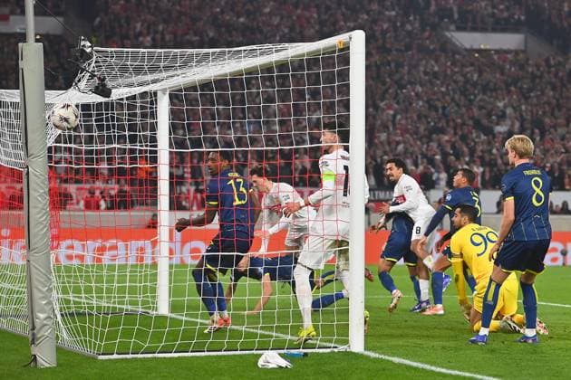 Irregulaeres Tor von Angelo STILLER (VFB Stuttgart,hi) zum 2-2,Handspiel.Strafraumszene.Aktion Fussball UEFA Europa League Achtelfinale VfB Stuttgart - FC Porto 1-2 am 12.03.2026 MHP ARENA.