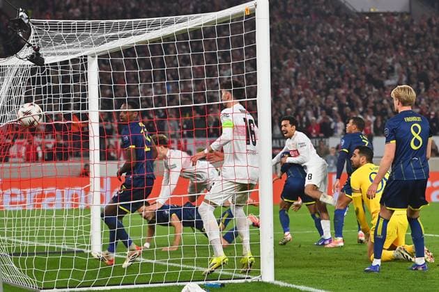 Irregulaeres Tor von Angelo STILLER (VFB Stuttgart,hi) zum 2-2,Handspiel.Strafraumszene.Aktion Fussball UEFA Europa League Achtelfinale VfB Stuttgart - FC Porto 1-2 am 12.03.2026 MHP ARENA.