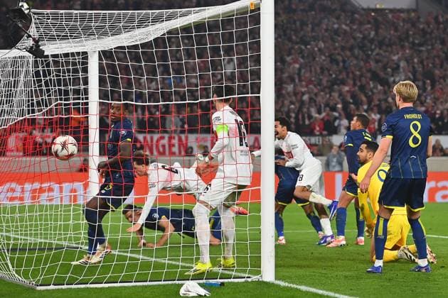 Irregulaeres Tor von Angelo STILLER (VFB Stuttgart,hi) zum 2-2,Handspiel.Strafraumszene.Aktion Fussball UEFA Europa League Achtelfinale VfB Stuttgart - FC Porto 1-2 am 12.03.2026 MHP ARENA.