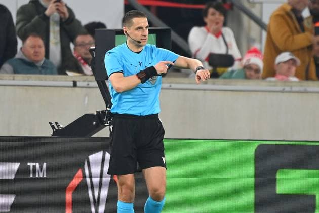 Schiedsrichter Donatas RUMSAS entscheidet beim vermeintlchen Tor zum 2-2 nach VAR auf Handspiel. Fussball UEFA Europa League Achtelfinale VfB Stuttgart - FC Porto 1-2 am 12.03.2026 MHP ARENA.