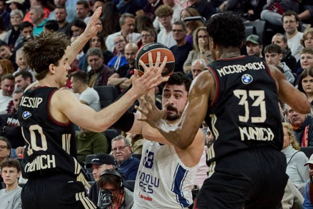Turkish Airlines EuroLeague Basketball, FC Bayern Munich Basketball vs Anadolu Efes Istanbul, München FC Bayern Basketball, Munich FC Bayern Basketball, Istanbul Anadolu Efes, 2026-03-12 in München (SAP Garden) JESSUP Justinian (FC Bayern Munich Guard (G) Nr10-BAY10), YILMAZ Erkan (Anadolu Efes Istanbul Forward (F) Nr33-EFS33), MCCORMACK David (FC Bayern Munich Center (C) Nr33-BAY33) sportworld München SAP Garden Bayern Deutschland