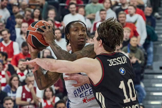 Turkish Airlines EuroLeague Basketball, FC Bayern Munich Basketball vs Anadolu Efes Istanbul, München FC Bayern Basketball, Munich FC Bayern Basketball, Istanbul Anadolu Efes, 2026-03-12 in München (SAP Garden) LEE Saben (Anadolu Efes Istanbul Guard (G) Nr5-EFS5), JESSUP Justinian (FC Bayern Munich Guard (G) Nr10-BAY10) sportworld München SAP Garden Bayern Deutschland