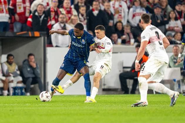 Zweikampf zwischen Pepe (FC Porto, 11) und Bilal El Khannouss (VfB Stuttgart, 11), VfB Stuttgart vs. FC Porto, Fussball, Europa League, Achtelfinale, Hinspiel, 12.03.2026 Stuttgart Baden-Wuerttemberg Deutschland