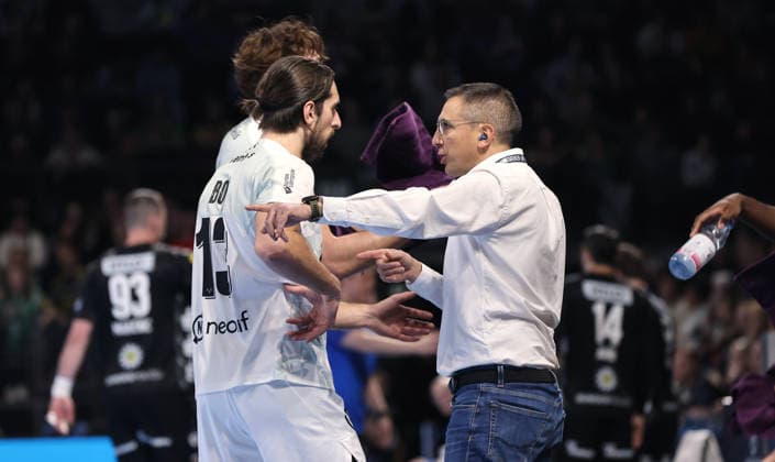 Trainer Gregory Cojean redet mit Julien Bos Aktion Oberkörper Handball CL Championsleague Champions League Herren 14. Spieltag Saison 2025 2026 12.03.2026 Füchse Berlin vs HBC Nantes in der Max Schmeling Halle