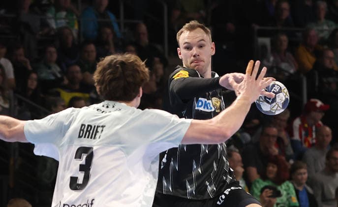Thibaud Briet, Mathias Gidsel am Ball Zweikampf Spielszene Aktion Handball CL Championsleague Champions League Herren 14. Spieltag Saison 2025 2026 12.03.2026 Füchse Berlin vs HBC Nantes in der Max Schmeling Halle