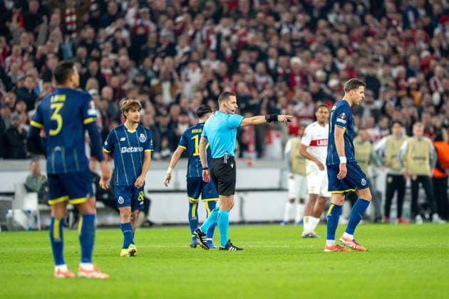 Schiedsrichter Donatas RumÅ¡as gibt den Anschlusstreffer zum 1:2, VfB Stuttgart vs. FC Porto, Fussball, Europa League, Achtelfinale, Hinspiel, 12.03.2026 Stuttgart Baden-Wuerttemberg Deutschland