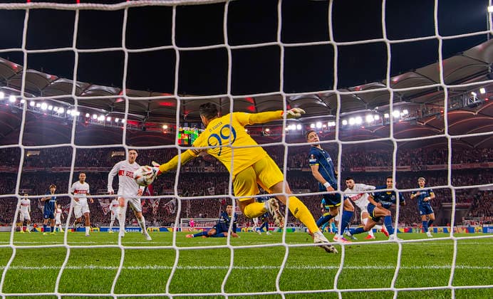 12.03.2026, Fussball UEFA Europa League 2025 2026: Achtelfinale, VfB Stuttgart - FC Porto, in der MHP-Arena Stuttgart, re: Deniz Undav (Stuttgart) Torschuss zum 1:2 Anschlusstreffer gegen Torwart Diego Costa (FC Porto)