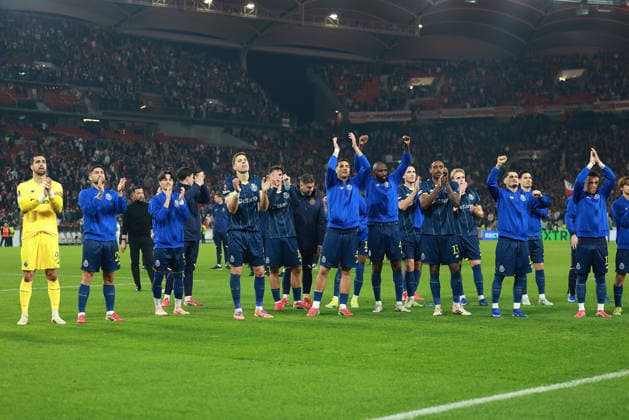 FBL- UEFA Europa League Round of 16 first leg 2025-26 VfB Stuttgart - FC Porto Team from FC Porto applauds the fans after the match, UEFA Europa League Round of 16 first leg soccer match between VfB Stuttgart and FC Porto at the Stuttgart Arena in Stuttgart, Germany, March 12, 2026 Copyright: JoaquimxFerreira