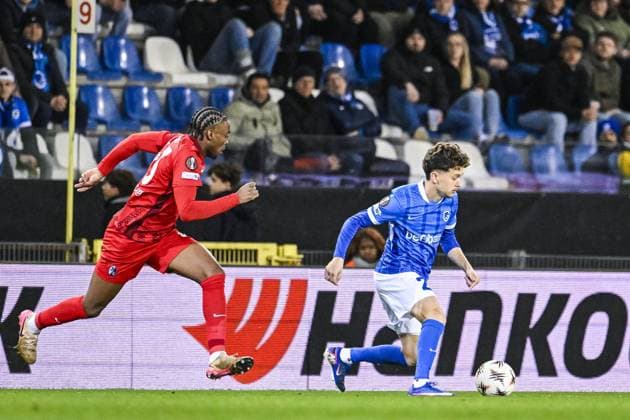 Freiburg s Bruno Ogbus and Genk s Konstantinos Kos Karetsas pictured in action during a game between Belgian soccer team KRC Genk and German Freiburg, Thursday 12 March 2026 in Genk, the first leg of the 1 16 Finals of the UEFA Europa League tournament. TOM GOYVAERTS TomxGoyvaerts  x167296814x