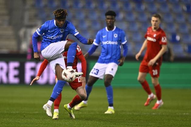 Genk s Noah Adedeji-Sternberg and Freiburg s Philipp Treu fight for the ball during a game between Belgian soccer team KRC Genk and German Freiburg, Thursday 12 March 2026 in Genk, the first leg of the 1 16 Finals of the UEFA Europa League tournament. JOHAN EYCKENS JohanxEyckens  x167296852x