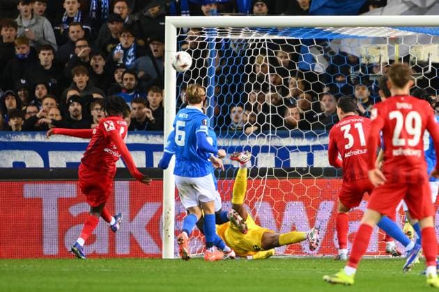 KRC Genk v Freiburg - UEFA Europa League GENK, BELGIUM - MARCH 12 : Johan Manzambi midfielder of Freiburg scores a goal, Lawal Tobias goalkeeper of KRC Genk during the UEFA Europa League 2025 26 round of 16 match first leg between KRC Genk and Freiburg on March 12, 2026 in Genk, Belgium, 12 03 2026 Genk Belgium  Copyright: xVincentxKalutx
