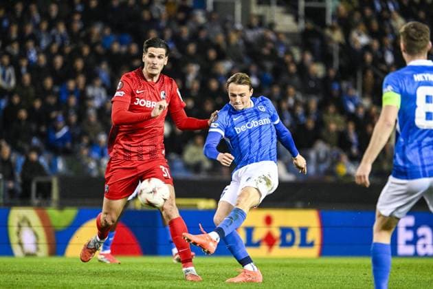 Freiburg s Igor Matanovic and Genk s Matte Smets pictured in action during a game between Belgian soccer team KRC Genk and German Freiburg, Thursday 12 March 2026 in Genk, the first leg of the 1 16 Finals of the UEFA Europa League tournament. TOM GOYVAERTS TomxGoyvaerts  x167297999x