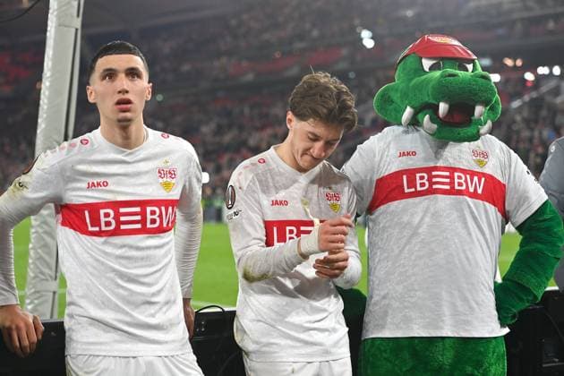 v.li: Bilal EL KHANNOUSS (VFB Stuttgart), Angelo STILLER (VFB Stuttgart), Maskottchen Fritzle nach Spielende. Fussball UEFA Europa League Achtelfinale VfB Stuttgart - FC Porto 1-2 am 12.03.2026 MHP ARENA.