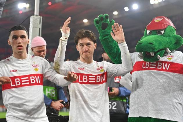 v.li: Bilal EL KHANNOUSS (VFB Stuttgart), Angelo STILLER (VFB Stuttgart), Maskottchen Fritzle nach Spielende. Fussball UEFA Europa League Achtelfinale VfB Stuttgart - FC Porto 1-2 am 12.03.2026 MHP ARENA.