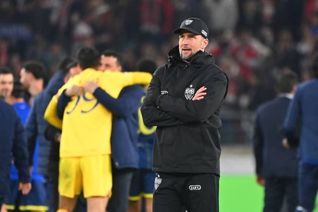 Trainer Sebastian HOENESS (VFB Stuttgart) nach Spielende. Enttaeuschung,Frust,enttaeuscht, frustriert,niedergeschlagen, Einzelbild,angeschnittenes Einzelmotiv,Halbfigur,halbe Figur. Fussball UEFA Europa League Achtelfinale VfB Stuttgart - FC Porto 1-2 am 12.03.2026 MHP ARENA.