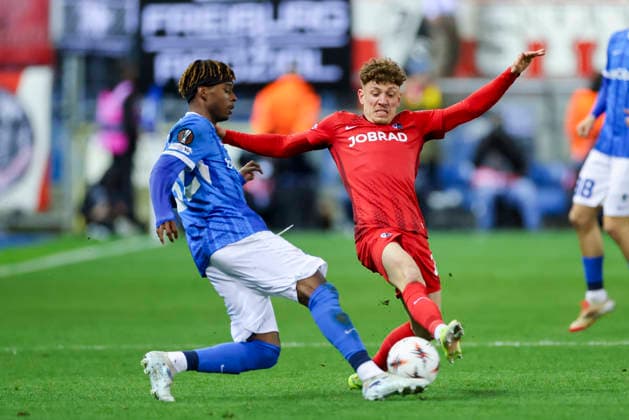 Noah Adedeji-Sternberg (KRC Genk) und Philipp Treu (SC Freiburg) kaempfen um den Ball, UEFA Europa League 2025 26 Round of 16 First Leg, KRC Genk v SC Freiburg, Cegeka Arena am 12. March 2026 in Genk, Belgien. (Foto von Marco Steinbrenner DeFodi Images) Noah Adedeji-Sternberg (KRC Genk) und Philipp Treu (SC Freiburg) battle for the ball, UEFA Europa League 2025 26 Round of 16 First Leg, KRC Genk v SC Freiburg, Cegeka Arena, March 12, 2026 in Genk, Belgium. (Photo by Marco Steinbrenner DeFodi Images) -