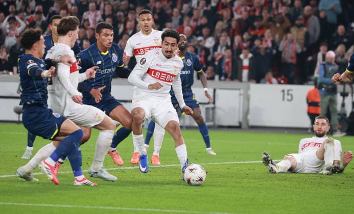12.03.26 VfB Stuttgart - FC Porto Deutschland, Stuttgart, 12.03.2026, Fussball, UEFA Europa League, Achtelfinale, VfB Stuttgart Angelo Stiller 2:2 Tor nicht gegeben. Tiago Thomas re.- FC Porto: .
