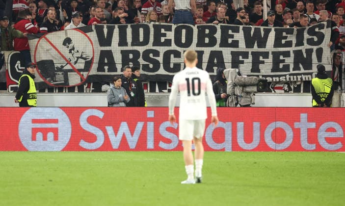 12.03.2026, Stuttgart, Fußball UEFA Europa League, Saison 2025-2026, VfB Stuttgart vs. FC Porto, Banner, Videobeweis abschaffen, Chris Führich (VfB)