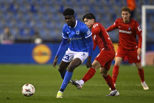 Genk s Aaron Bibout Banind and Freiburg s Yuito Suzuki fight for the ball during a game between Belgian soccer team KRC Genk and German Freiburg, Thursday 12 March 2026 in Genk, the first leg of the 1 16 Finals of the UEFA Europa League tournament. JOHAN EYCKENS JohanxEyckens  x167299274x