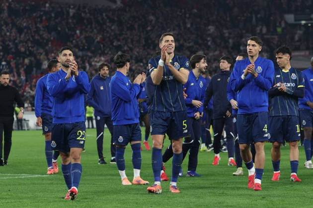 FBL- UEFA Europa League Round of 16 first leg 2025-26 VfB Stuttgart - FC Porto Alan Varela (FC Porto), Jan Bednarek (FC Porto), Jakub Kiwior (FC Porto) applauds the fans after the match, UEFA Europa League Round of 16 first leg soccer match between VfB Stuttgart and FC Porto at the Stuttgart Arena in Stuttgart, Germany, March 12, 2026 Copyright: JoaquimxFerreira