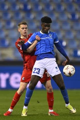 Freiburg s Matthias Ginter and Genk s Aaron Bibout Banind fight for the ball during a game between Belgian soccer team KRC Genk and German Freiburg, Thursday 12 March 2026 in Genk, the first leg of the 1 16 Finals of the UEFA Europa League tournament. JOHAN EYCKENS JohanxEyckens  x167299282x