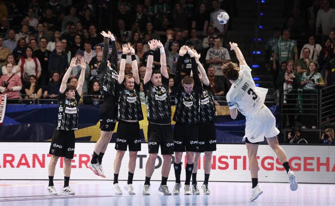 Thibaud Briet wirft über die Füchse mauer Zweikampf Spielszene Aktion Handball CL Championsleague Champions League Herren 14. Spieltag Saison 2025 2026 12.03.2026 Füchse Berlin vs HBC Nantes in der Max Schmeling Halle