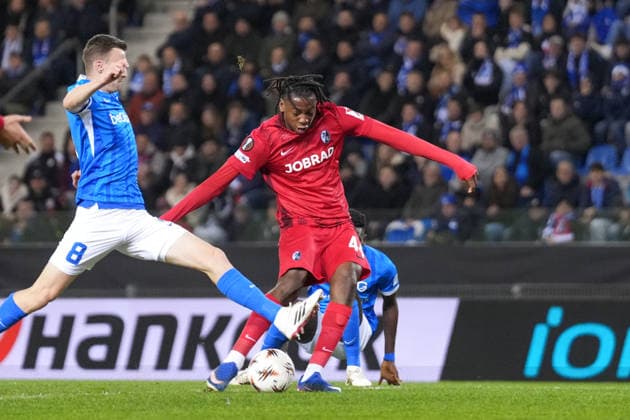 Johan Manzambi (SC Freiburg, 44) Torschuss , Belgien, Fussball, UEFA Europa League, Achtelfinale Hinspiel, 2025 2026, KRC Genk vs. SC Freiburg, 12.03.2026, KRC Genk Arena, Cegeka Arena, Genk, Belgien Genk KRC Genk Arena, Cegeka Arena Limburg Belgien Copyright: xArnexAmbergx