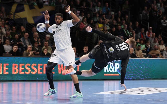 O Brien Nyateu, Mathias Gidsel wirft über die Rückhand Zweikampf Spielszene Aktion Handball CL Championsleague Champions League Herren 14. Spieltag Saison 2025 2026 12.03.2026 Füchse Berlin vs HBC Nantes in der Max Schmeling Halle