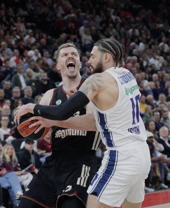 Bayerns 13 Andreas OBST vs Istanbuls 10 CORDINIER. Basketball: Bayern - Efes Istanbul. Euroleague, FC Bayern Basketball - Anadolu Efes Istanbul, Runde 31, Saison 2025-2026, am 12.03.2026 in Muenchen, S A P G A R D E N, Deutschland. Quelle Copyright Credit : Oryk HAIST