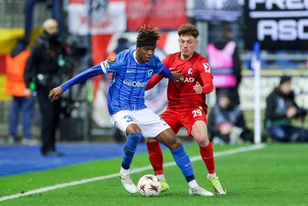Noah Adedeji-Sternberg (KRC Genk) und Philipp Treu (SC Freiburg) kaempfen um den Ball, UEFA Europa League 2025 26 Round of 16 First Leg, KRC Genk v SC Freiburg, Cegeka Arena am 12. March 2026 in Genk, Belgien. (Foto von Marco Steinbrenner DeFodi Images) Noah Adedeji-Sternberg (KRC Genk) und Philipp Treu (SC Freiburg) battle for the ball, UEFA Europa League 2025 26 Round of 16 First Leg, KRC Genk v SC Freiburg, Cegeka Arena, March 12, 2026 in Genk, Belgium. (Photo by Marco Steinbrenner DeFodi Images) -