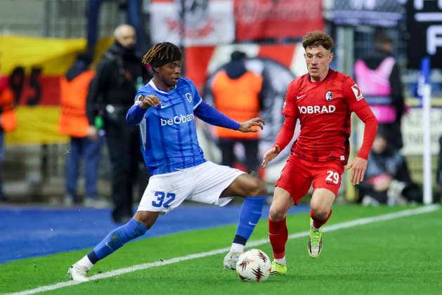 Noah Adedeji-Sternberg (KRC Genk) und Philipp Treu (SC Freiburg) kaempfen um den Ball, UEFA Europa League 2025 26 Round of 16 First Leg, KRC Genk v SC Freiburg, Cegeka Arena am 12. March 2026 in Genk, Belgien. (Foto von Marco Steinbrenner DeFodi Images) Noah Adedeji-Sternberg (KRC Genk) und Philipp Treu (SC Freiburg) battle for the ball, UEFA Europa League 2025 26 Round of 16 First Leg, KRC Genk v SC Freiburg, Cegeka Arena, March 12, 2026 in Genk, Belgium. (Photo by Marco Steinbrenner DeFodi Images) -