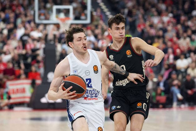 Sehmus Hazer (Anadolu Efes Istanbul, 02) mit Nenad Dimitrijevic (FC Bayern Basketball, 00), GER, FC Bayern Basketball vs. Anadolu Efes Istanbul, Basketball, Euroleague, 31. Spieltag, Saison 2025 2026, 12.03.2026, GER, FC Bayern Basketball vs. Anadolu Efes Istanbul, Basketball, Euroleague, 31. Spieltag, Saison 2025 2026, 12.03.2026 Muenchen Copyright: xEibner-Pressefoto JennixMaulx EP_JML