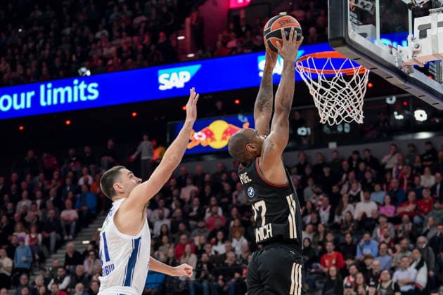 Basketball, Euroleague, 20260312, FC Bayern München - Anadolu Efes Istanbul. Im Bild v.l. Cole SWIDER (Istanbul, 21), Isiaha MIKE (Bayern, 22), Korb. München SAP Garden Bayern Deutschland Copyright: Passion2Press.dex xMarkusxFischex