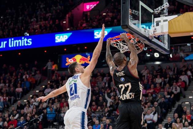 Basketball, Euroleague, 20260312, FC Bayern München - Anadolu Efes Istanbul. Im Bild v.l. Cole SWIDER (Istanbul, 21), Isiaha MIKE (Bayern, 22), Korb. München SAP Garden Bayern Deutschland Copyright: Passion2Press.dex xMarkusxFischex