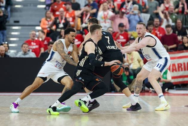 Andreas Obst (FC Bayern Basketball, 13) mit Johannes Voigtmann (FC Bayern Basketball, 07) und Rolands Smits (Anadolu Efes Istanbul, 11), mit Nick Weiler-Babb (Anadolu Efes Istanbul, 08), GER, FC Bayern Basketball vs. Anadolu Efes Istanbul, Basketball, Euroleague, 31. Spieltag, Saison 2025 2026, 12.03.2026, GER, FC Bayern Basketball vs. Anadolu Efes Istanbul, Basketball, Euroleague, 31. Spieltag, Saison 2025 2026, 12.03.2026 Muenchen Copyright: xEibner-Pressefoto JennixMaulx EP_JML